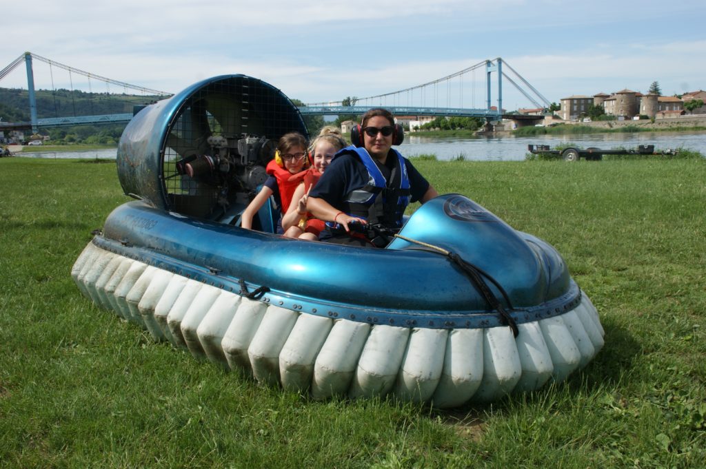 Eloïse pilote aéroglisseur avec enfants
